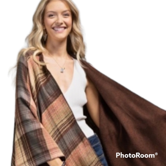 Ruggine Cardigan Poncho Blanket - Picture 5 of 7